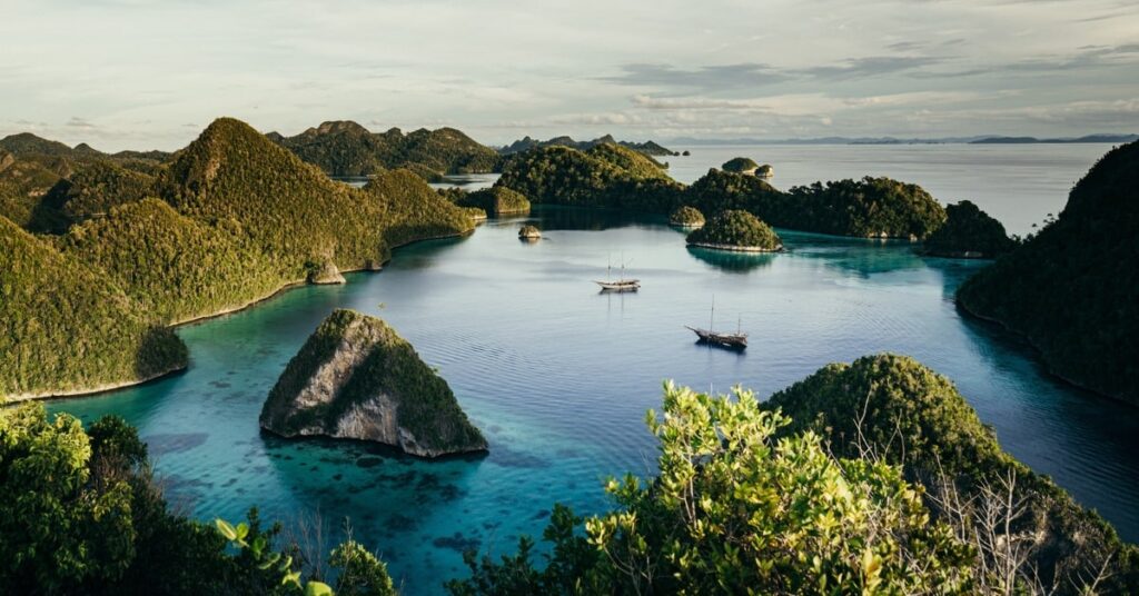 Sailing Raja Ampat Yacht